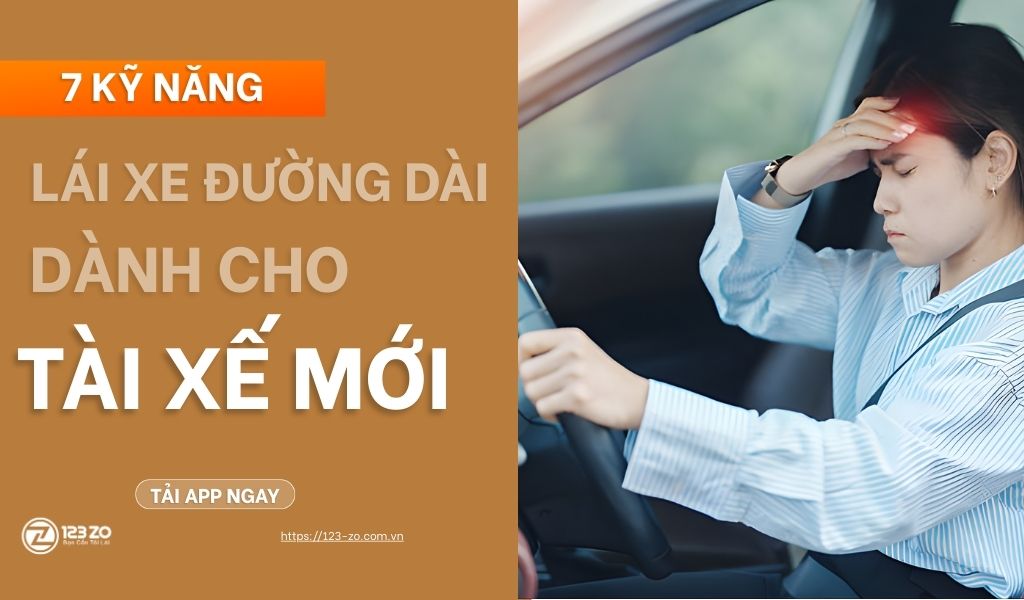 7 kỹ năng lái xe an toàn đường dài được tài xế chuyên nghiệp luôn nhớ 1 Một phụ nữ trẻ đang lái xe đường dài, một tay giữ vô lăng, tay kia chạm vào trán thể hiện sự mệt mỏi. Phông nền có dòng chữ "7 Kỹ năng Lái xe đường dài dành cho tài xế mới".