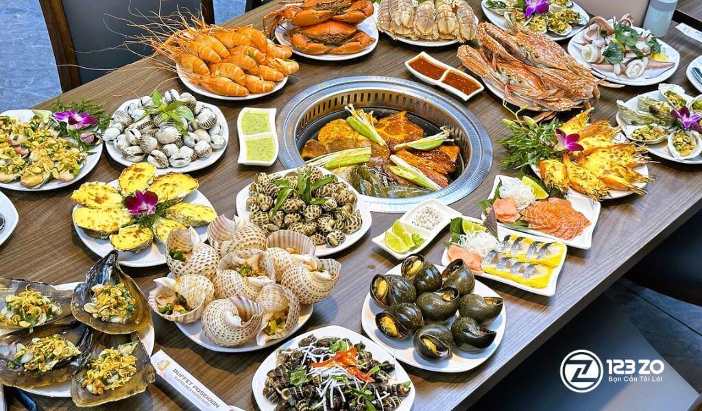 Bàn tiệc Buffet Hải Sản Poseidon sang trọng, đầy ắp cua, tôm, hàu, ốc và các món hải sản tươi sống được bày biện đẹp mắt.