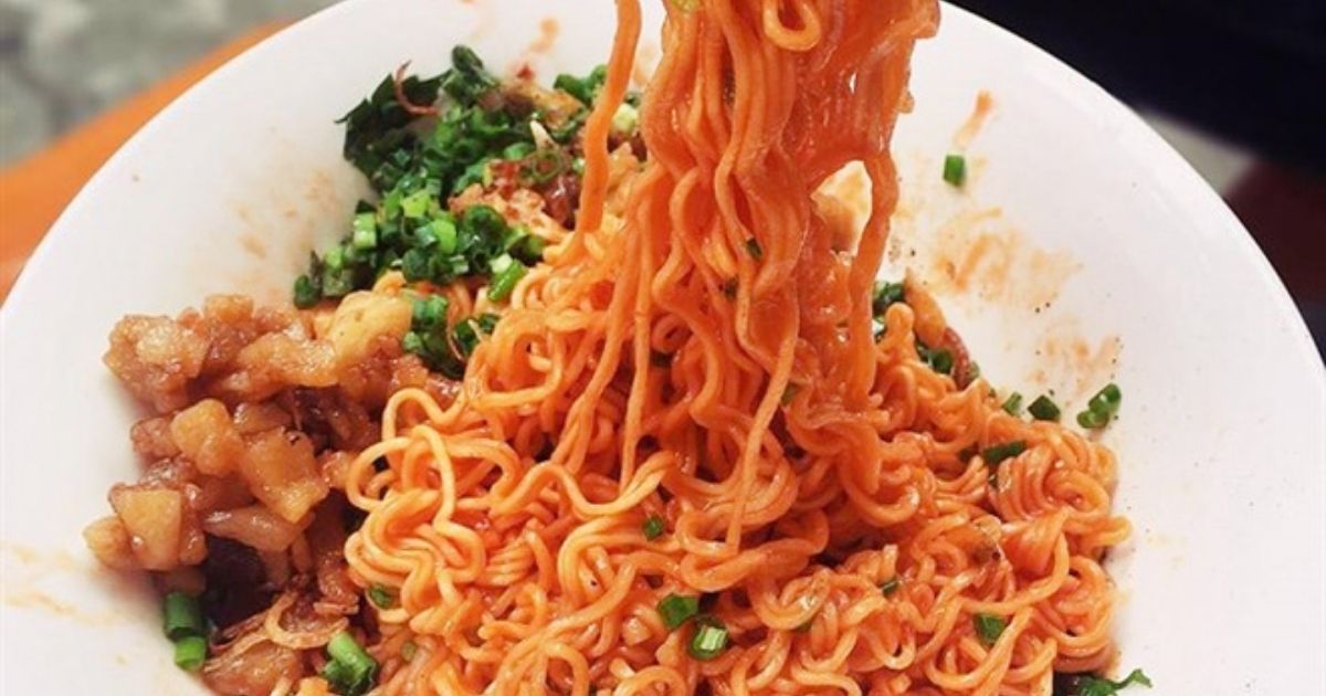 Top 10 quán ăn ngon Sài Gòn khiến thực khách khó tính cũng mê mẩn 7 Chỉ cần dạo quanh một vòng Sài Gòn, bạn sẽ bắt gặp nhiều quán mì trộn tóp mỡ (Ảnh Sưu tầm Internet)