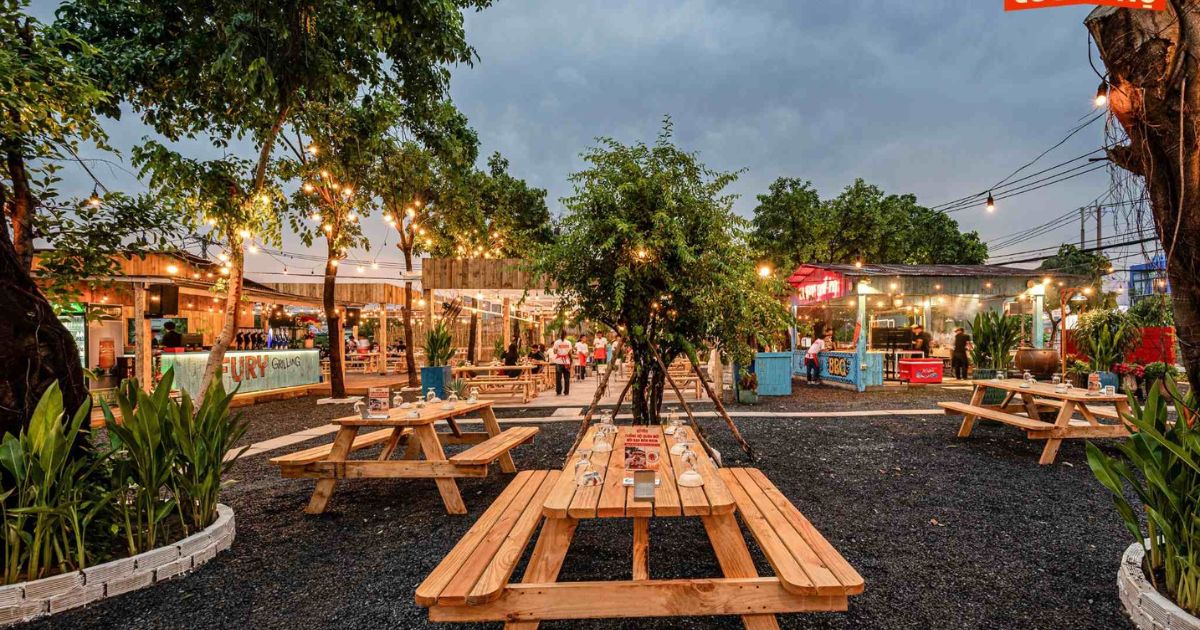 Không gian sân vườn thoáng đãng của Tiệm nướng Cuồng Nộ (Ảnh: Sưu tầm)