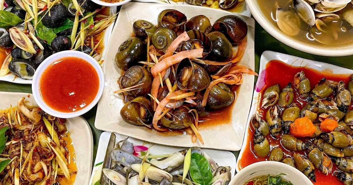 Top 10 quán ăn ngon Sài Gòn khiến thực khách khó tính cũng mê mẩn 9 Không khó để bạn kiếm tìm các quán ốc trên đường phố Sài Gòn (Ảnh Sưu tầm Internet)