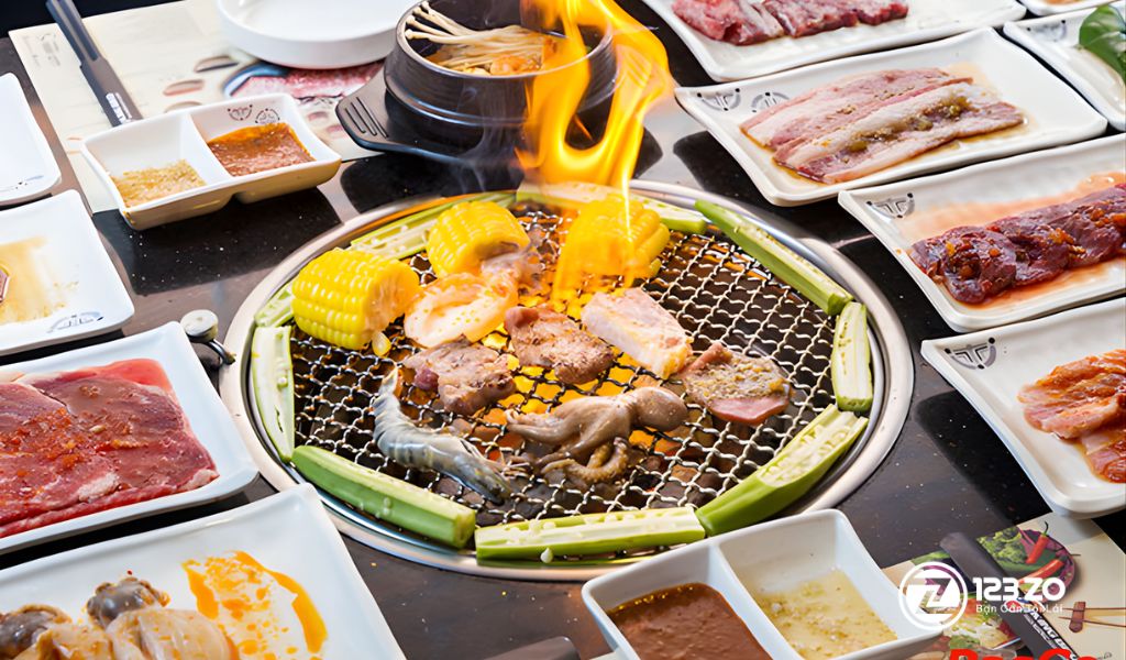 Bếp nướng than đỏ rực với thịt bò, hải sản và rau củ đang được nướng trên vỉ tại King BBQ.