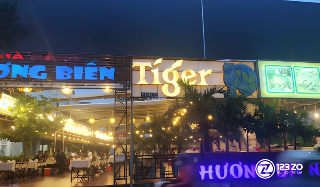 Nhà hàng Hương Biển Thủ Đức, không gian rộng lớn, biển hiệu lớn, trang trí đèn vàng ấm cúng.