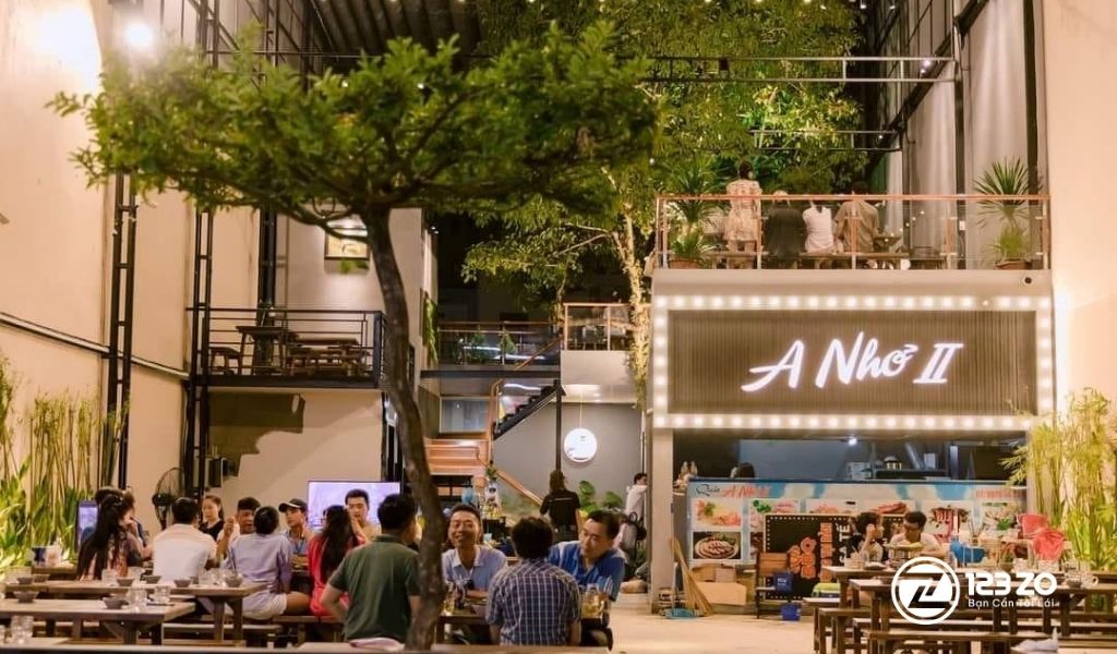 Quán nhậu A Nhỏ 2, không gian ngoài trời thoáng đãng, nhiều cây xanh, kiến trúc hiện đại 3 tầng.