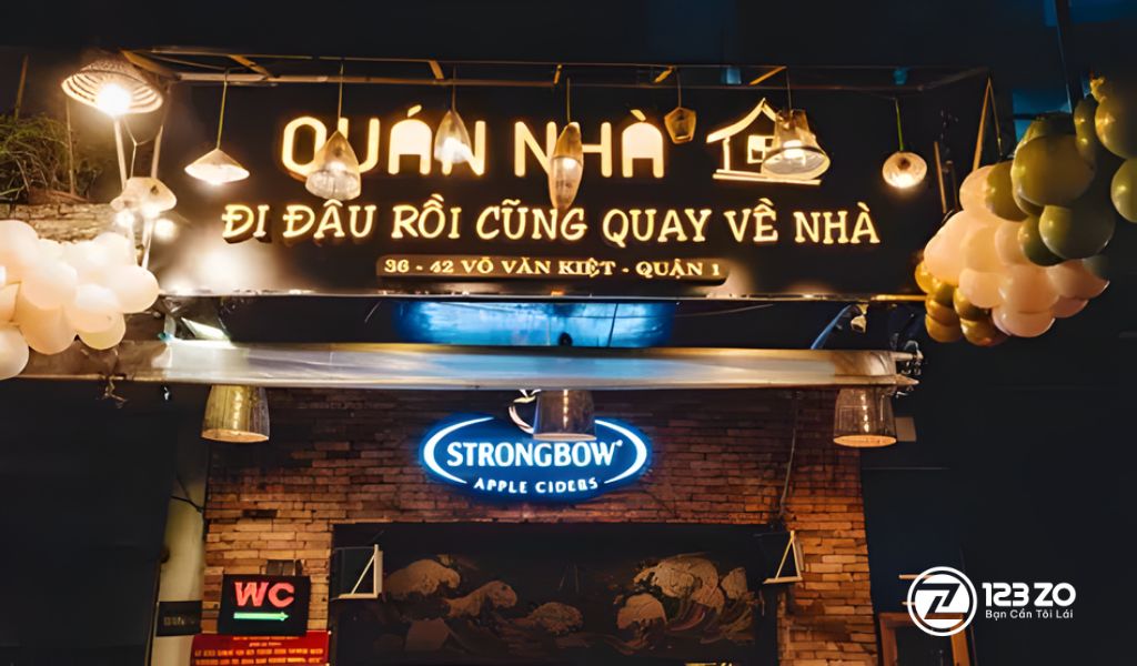 Biển hiệu Quán Nhà "Đi đâu rồi cũng quay về nhà" trên đường Võ Văn Kiệt, Quận 1.