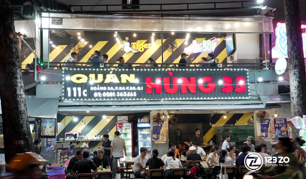 Quán nhậu Hùng 33 Quận 1, mặt tiền sáng đèn, không gian 2 tầng sôi động.