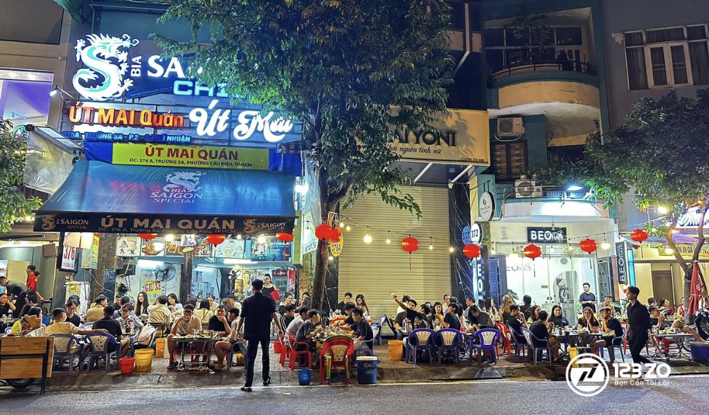 Quán Nhậu Út Mai trên đường Trường Sa, vỉa hè đông khách, đèn lồng đỏ ấm cúng.