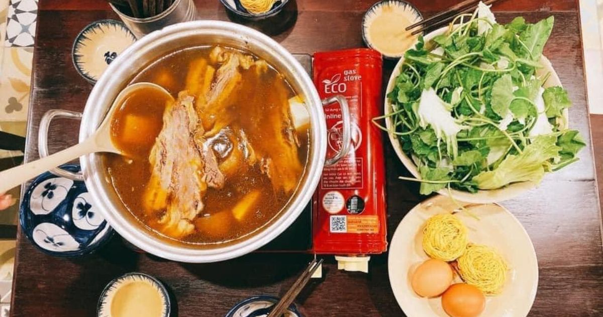 Lẩu bò Nhà Gỗ được đánh giá là quán lẩu ngon giá rẻ Sài Gòn (Ảnh: Sưu tầm)
