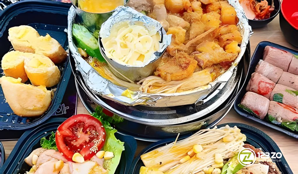 Món chảo nướng độc quyền tại Xèo Xèo với thịt, trứng non, nấm kim châm được bọc giấy bạc, ăn kèm bánh mì và salad.