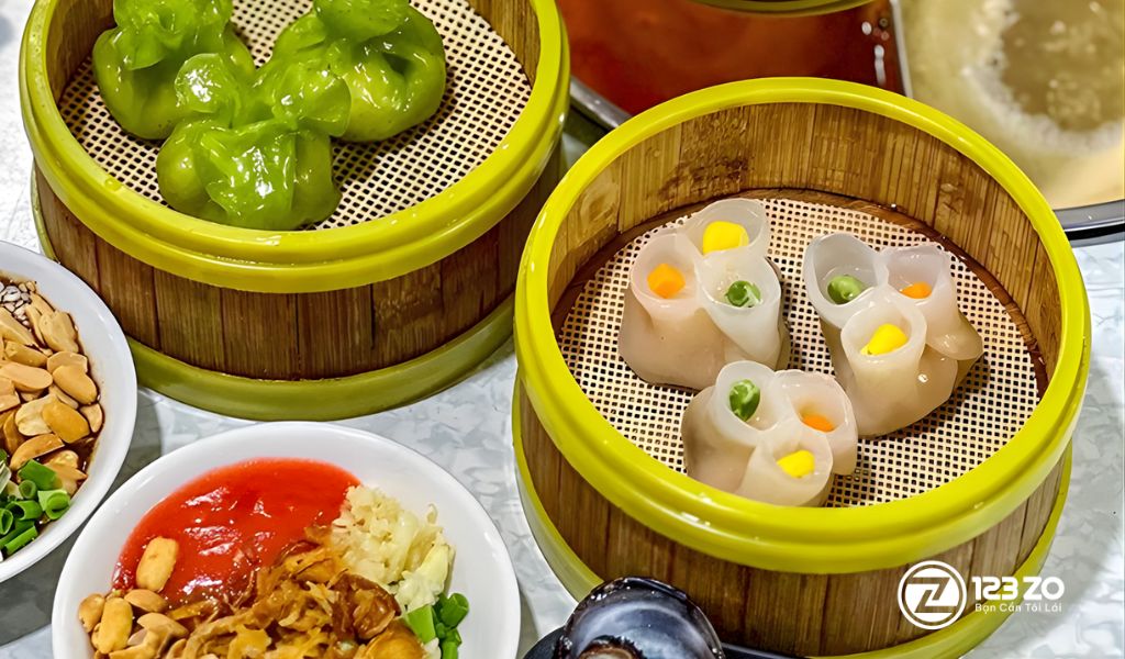 Các món Dimsum hấp nóng tuyệt đẹp như Há cảo và Xíu mại tại Xie Xìe Hotpot Dimsum, được đặt trong xửng tre.