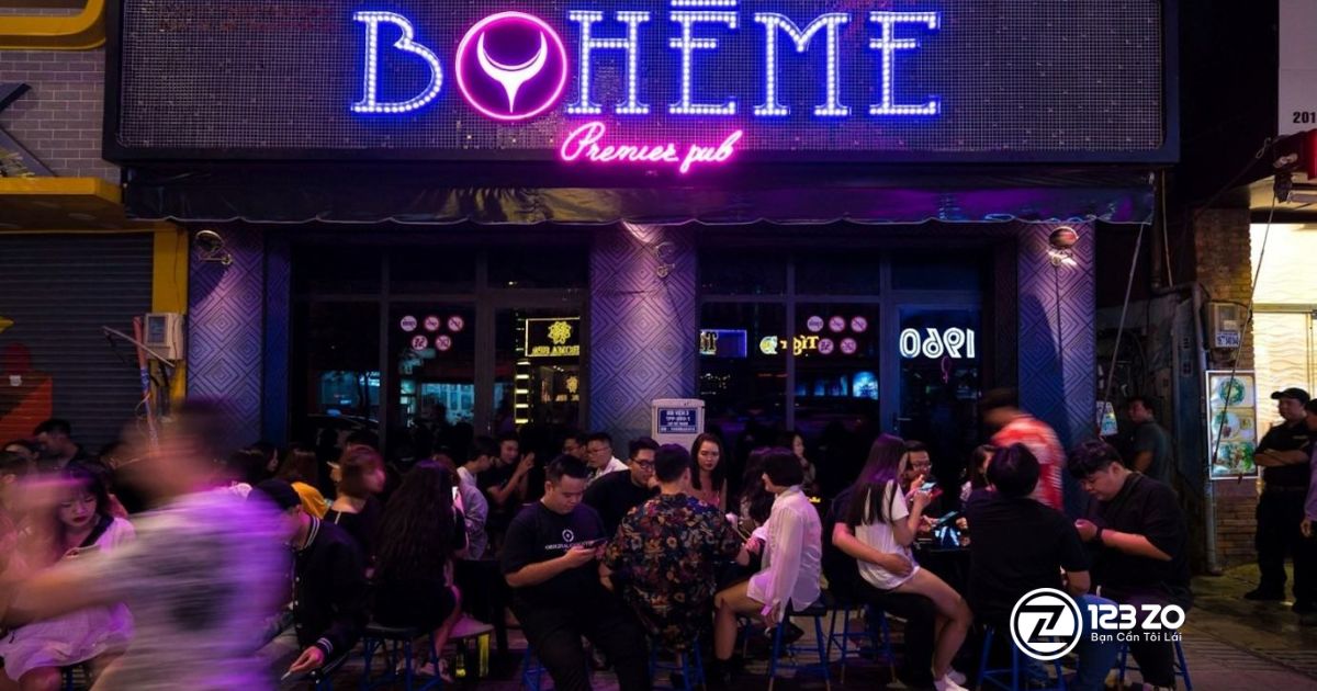 Top 10 quán nhậu, beer club Bùi Viện “hot” nhất Quận 1 2025 9 Quán nhậu, beer club BOHEMÈ Premier Pub ở Bùi Viện với biển hiệu neon màu tím, có nhiều người ngồi kín khu vực vỉa hè phía trước.