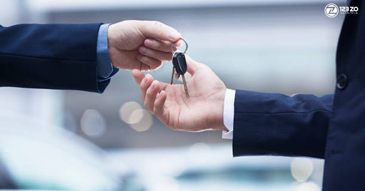 Ảnh cận cảnh hai bàn tay mặc vest, một tay đang trao chìa khóa xe cho tay còn lại, tượng trưng cho việc bàn giao trách nhiệm lái xe từ khách hàng sang tài xế. Tuyển tài xế lái thay Quận 10