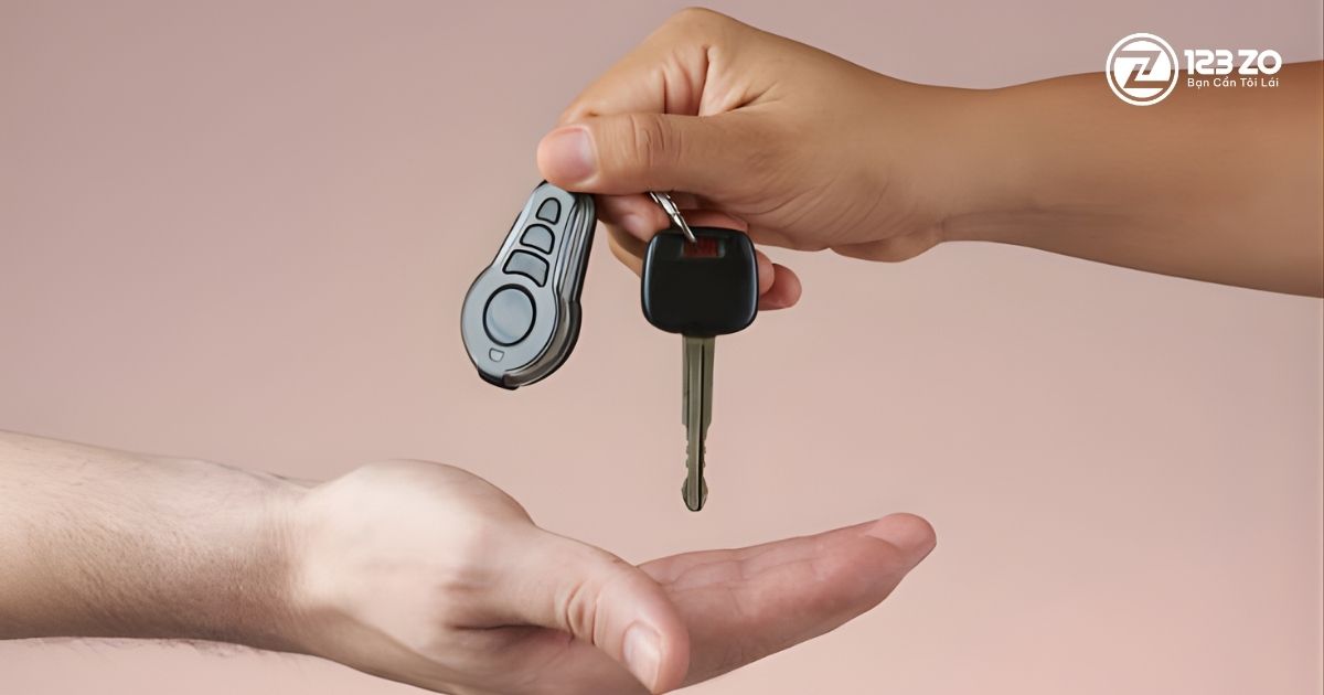 Dịch Vụ Lái Xe Hộ Quận 1 24/7 An Toàn, Tiện Lợi 2 Hình ảnh bàn giao chìa khóa xe ô tô giữa khách hàng và tài xế chuyên nghiệp, minh họa dịch vụ lái xe hộ tại Quận 1.