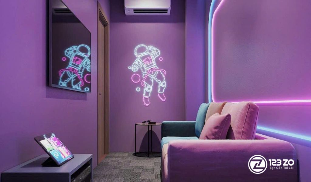 Top 13 Quán Karaoke Gò Vấp Giá Rẻ - Xuyên Đêm 6 Phòng hát nhỏ gọn tông màu tím pastel với đèn neon hình phi hành gia nổi bật tại quán karaoke Kamela Music Box Gò Vấp.