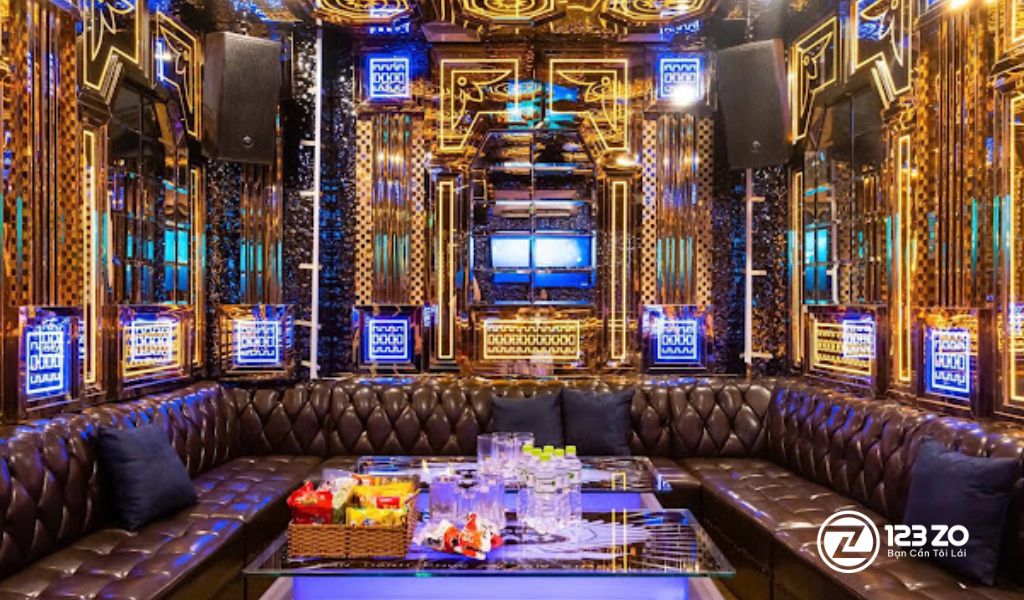 TOP 10 Quán Karaoke Phạm Văn Đồng Giá Siêu Rẻ 10 Phòng hát thiết kế cầu kỳ, có dàn loa lớn và nhiều chi tiết gương tại quán Karaoke A-Box Phạm Văn Đồng.