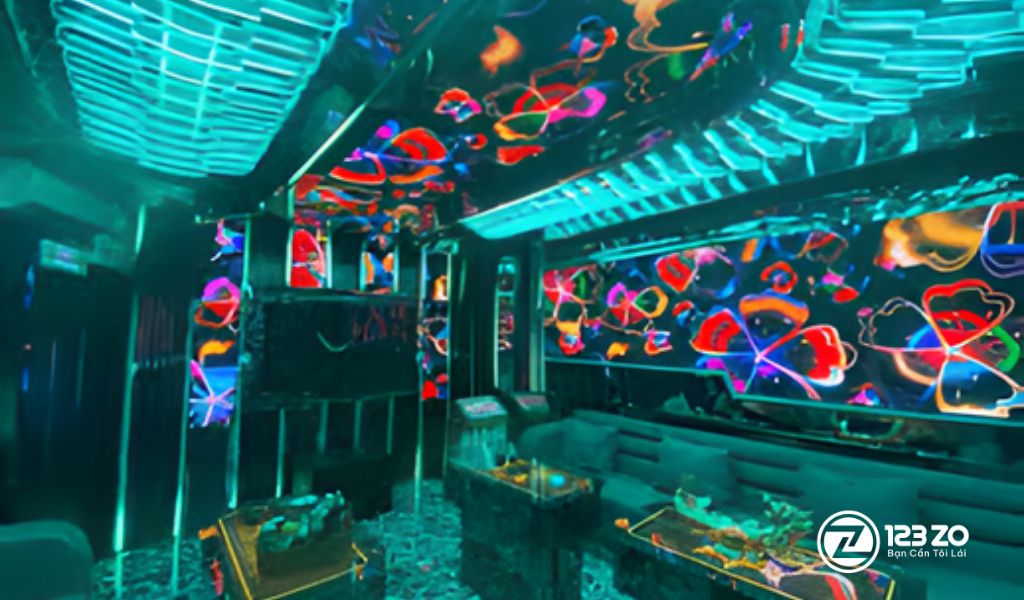 TOP 10 Quán Karaoke Phạm Văn Đồng Giá Siêu Rẻ 8 Phòng hát trẻ trung, tràn ngập ánh sáng xanh và họa tiết neon của quán Karaoke B-Box Phạm Văn Đồng.