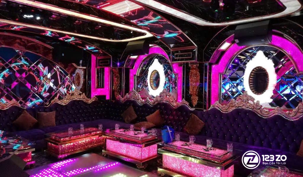 Top 13 Quán Karaoke Gò Vấp Giá Rẻ - Xuyên Đêm 11 Phòng hát sang trọng tông màu tím magenta với ghế sofa nhung và gương ốp tường lộng lẫy tại quán karaoke Diamond Star Gò Vấp.