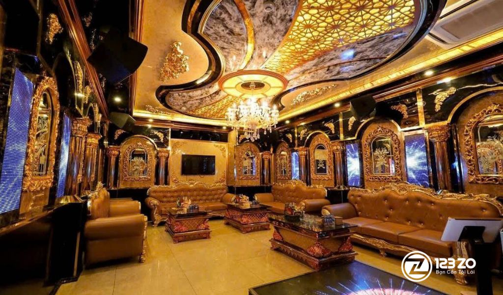 Phòng hát với thiết kế đèn led trần, ghế sofa da màu be và bàn kính vuông, thể hiện phong cách quán karaoke gia đình tại Bình Thạnh.