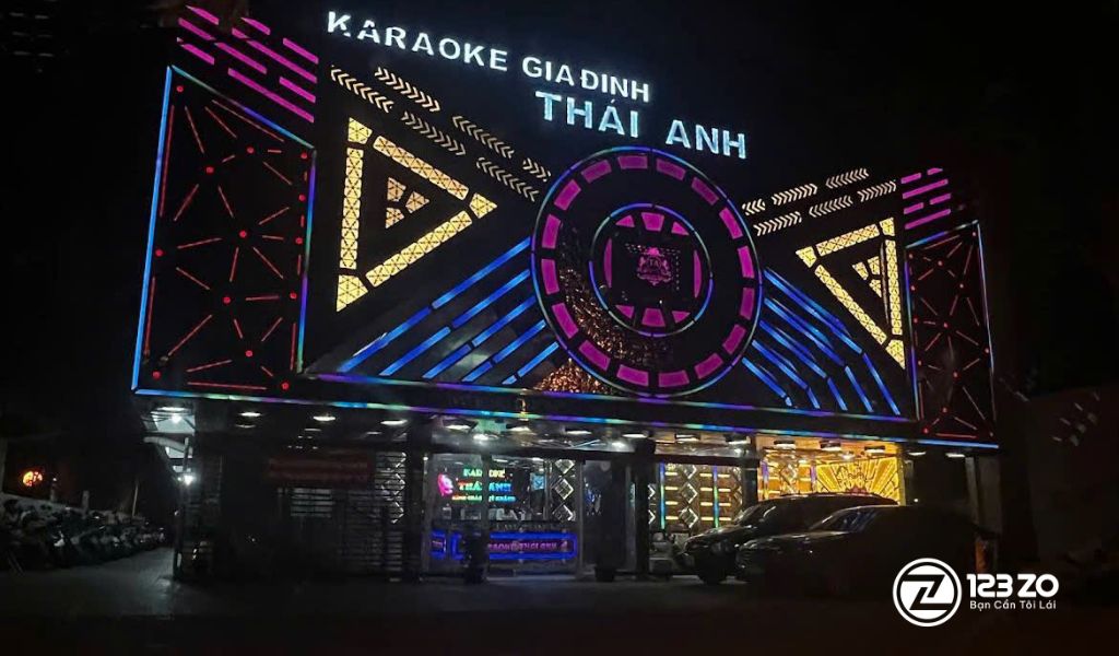 Phòng hát ấm cúng, nội thất đơn giản và sạch sẽ tại quán karaoke Gia Đình Thái Anh Bình Thạnh.