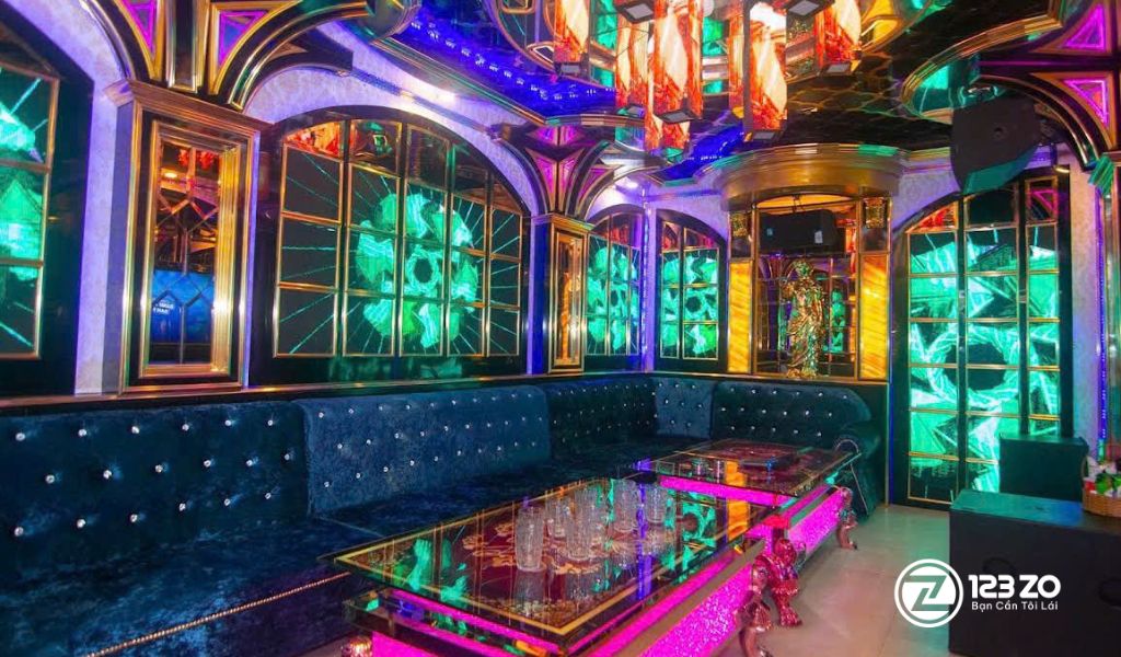 Top 13 Quán Karaoke Gò Vấp Giá Rẻ - Xuyên Đêm 8 Phòng hát sang trọng với ghế sofa nhung màu xanh đậm, tường ốp gương vàng và ánh sáng lộng lẫy tại quán karaoke Gold Star Gò Vấp.
