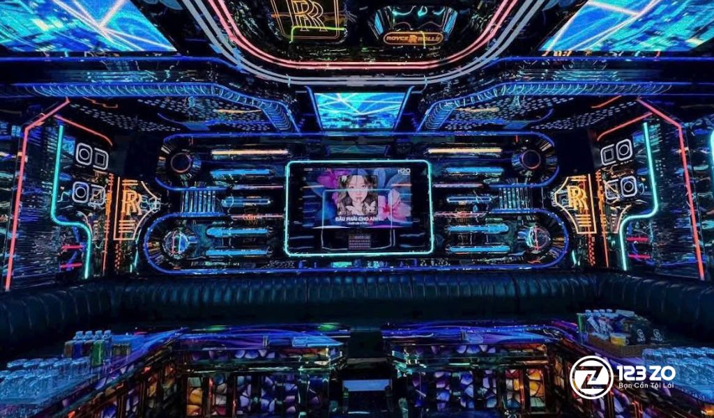 Top 13 Quán Karaoke Gò Vấp Giá Rẻ - Xuyên Đêm 10 Phòng hát phong cách Cyberpunk với đèn neon xanh dương rực rỡ và nội thất da đen tại quán karaoke Golden Melody Gò Vấp.