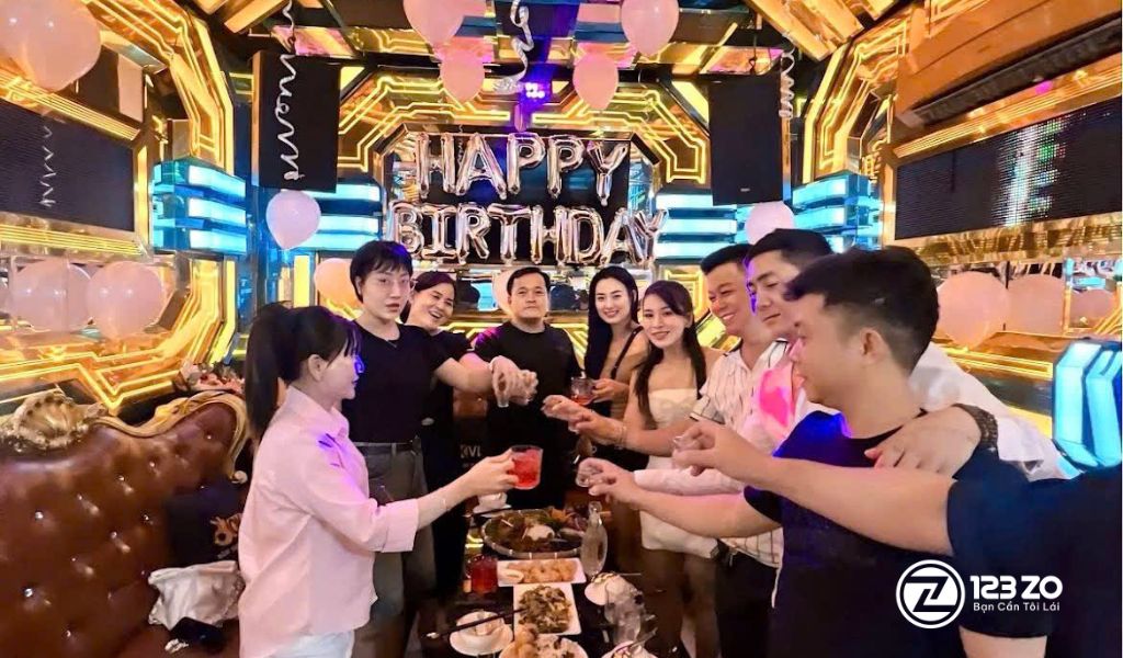 Top 13 Quán Karaoke Gò Vấp Giá Rẻ - Xuyên Đêm 14 Nhóm bạn bè nâng ly chúc mừng sinh nhật trong phòng hát tại quán karaoke Hà Trắng Gò Vấp.