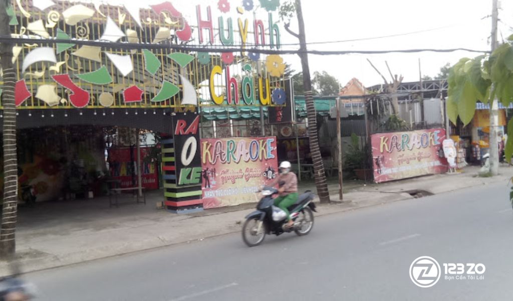 TOP 10 Quán Karaoke Phạm Văn Đồng Giá Siêu Rẻ 9 Mặt tiền đơn giản, rộng rãi của quán Karaoke Huỳnh Châu trên đường Phạm Văn Đồng.