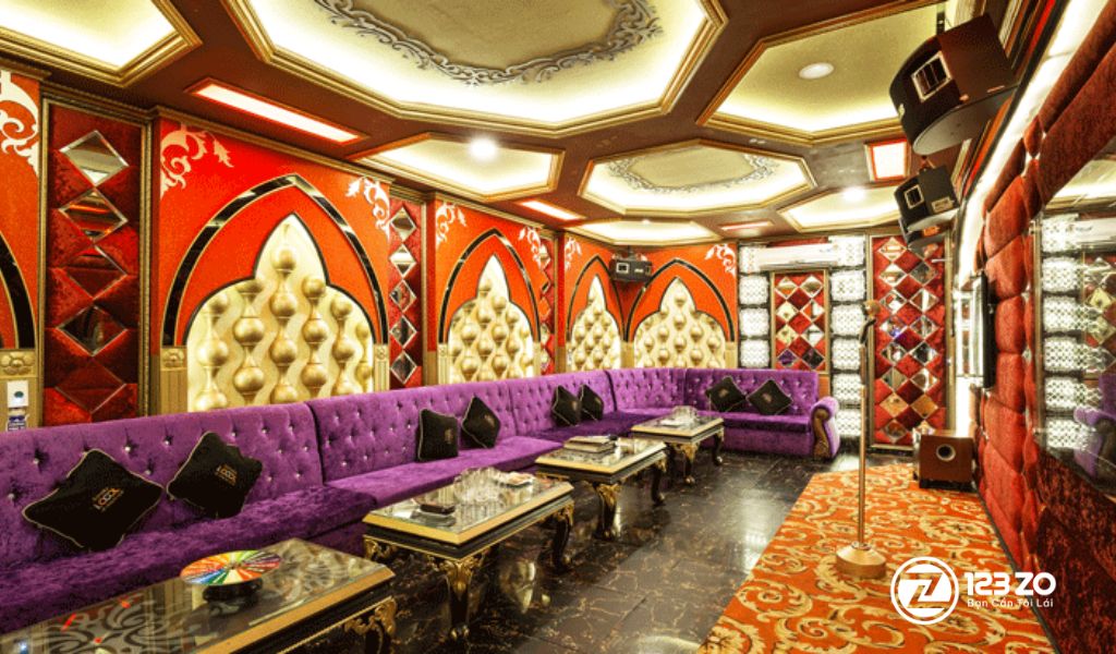 Phòng hát rộng rãi với ghế sofa da, bàn kính và màn hình lớn tại chuỗi quán karaoke iCool Bình Thạnh.