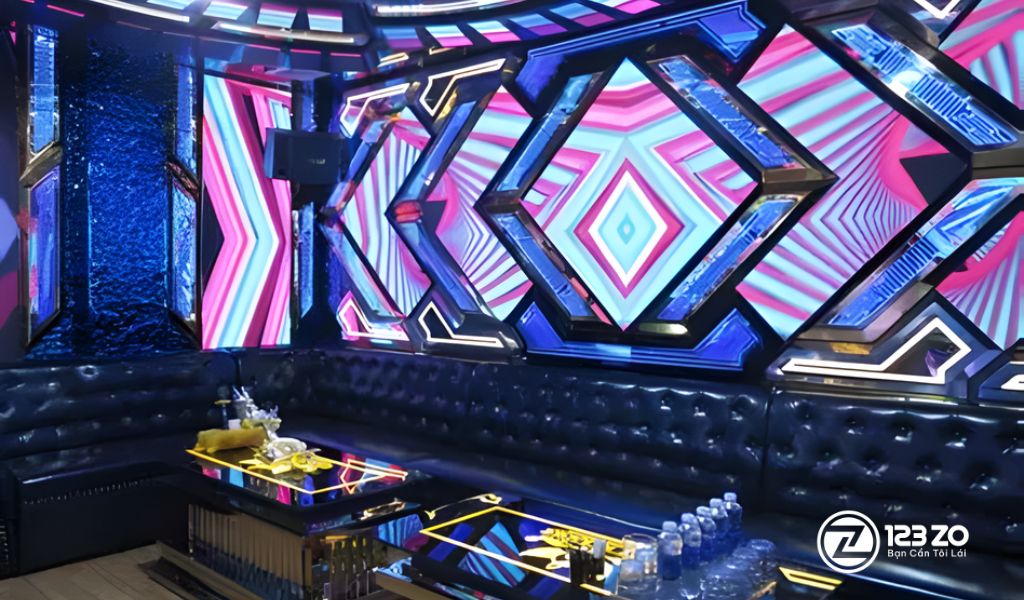 Phòng hát thiết kế tối giản, tông màu xanh dương đậm và trắng tại quán karaoke K-Box Bình Thạnh.Thiết kế phòng hát trẻ trung, tối giản và hệ thống âm thanh tốt tại quán karaoke K-Box