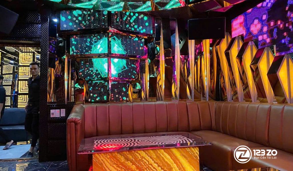 Cận cảnh nội thất phòng hát tông màu đỏ rượu và đen tại quán karaoke KTV 199 Điện Biên Phủ, Bình Thạnh.