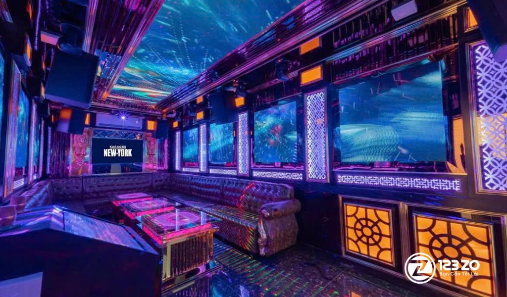 Top 13 Quán Karaoke Gò Vấp Giá Rẻ - Xuyên Đêm 7 Phòng hát sang trọng phong cách New York với ánh sáng xanh tím rực rỡ và trần nhà phản chiếu tại quán karaoke New York Gò Vấp.