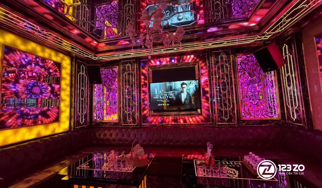 TOP 10 Quán Karaoke Phạm Văn Đồng Giá Siêu Rẻ 2 Phòng hát lộng lẫy với tông hồng tím và vàng gương, thiết kế kiểu hoàng gia tại quán Karaoke Như Ý 2 Phạm Văn Đồng.