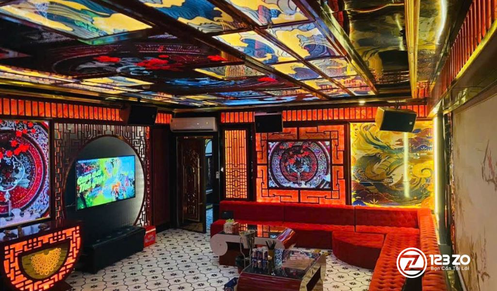 Top 13 Quán Karaoke Gò Vấp Giá Rẻ - Xuyên Đêm 5 Phòng hát thiết kế phong cách Á Đông truyền thống, tông màu đỏ và vàng ấm cúng tại quán karaoke Santori Gò Vấp.