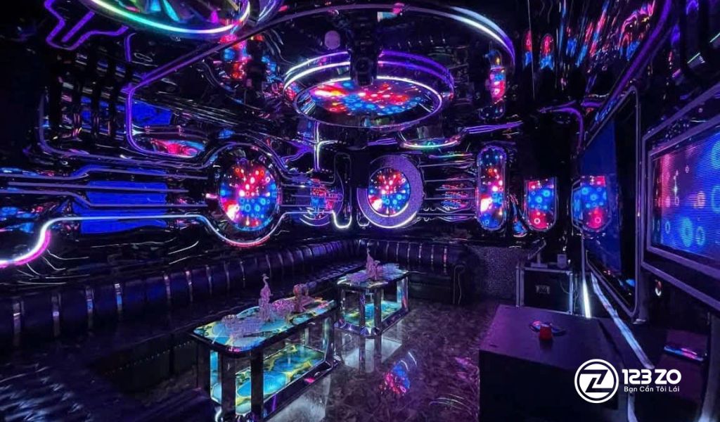 Top 13 Quán Karaoke Gò Vấp Giá Rẻ - Xuyên Đêm 9 Phòng hát phong cách Futuristic với ánh sáng neon tím và xanh rực rỡ tại quán karaoke Thiên Hà KTV Gò Vấp.