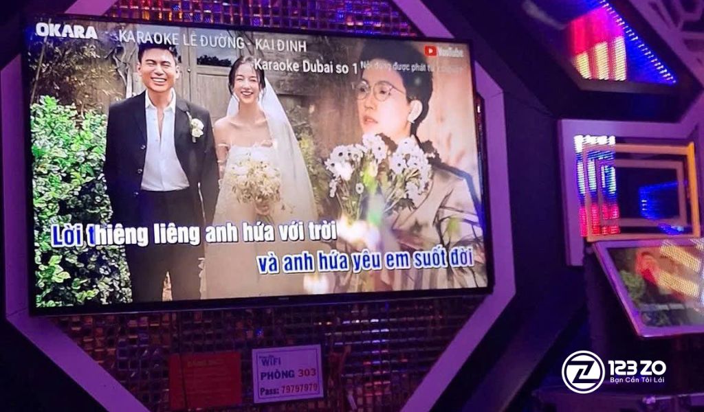 Top 13 Quán Karaoke Gò Vấp Giá Rẻ - Xuyên Đêm 4 Màn hình karaoke hiển thị lời bài hát tình yêu tại quán karaoke X-Men Gò Vấp.