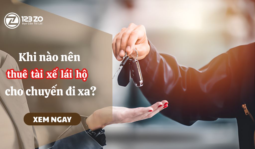 7 kỹ năng lái xe an toàn đường dài được tài xế chuyên nghiệp luôn nhớ 3 Bàn tay một người mặc áo khoác sẫm màu đang đưa chùm chìa khóa xe cho bàn tay một người mặc áo khoác màu be. Phông nền có dòng chữ "Khi nào nên thuê tài xế lái hộ cho chuyến đi xa?".