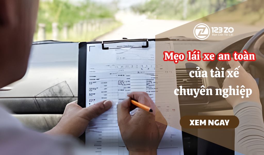 7 kỹ năng lái xe an toàn đường dài được tài xế chuyên nghiệp luôn nhớ 2 Người đàn ông mặc áo trắng đang viết hoặc ký tên trên một tờ giấy kiểm tra hoặc checklist trong xe ô tô. Phông nền có dòng chữ "Mẹo lái xe an toàn của tài xế chuyên nghiệp" và logo 123ZO.