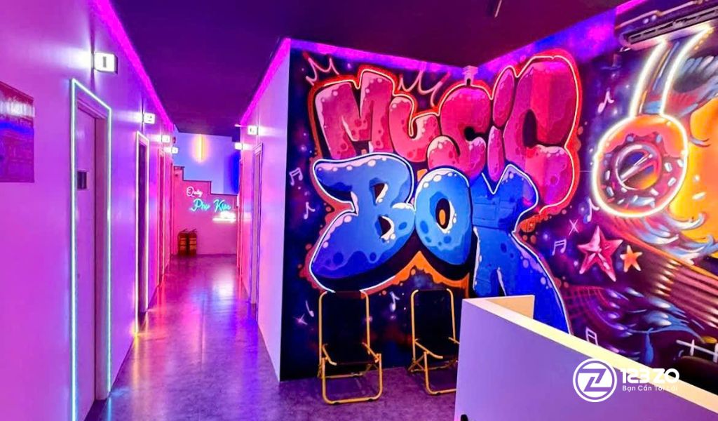 Phòng hát quán karaoke Music Box Bình Thạnh với thiết kế đèn neon và graffiti phong cách đường phố.