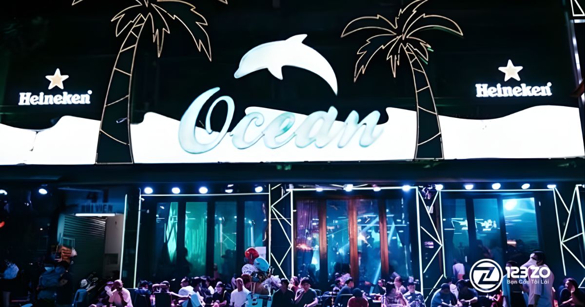 Top 10 quán nhậu, beer club Bùi Viện “hot” nhất Quận 1 2025 10 Quán nhậu, beer club của Ocean Bar Lounge với biển hiệu màu xanh ngọc có hình cá heo và cây dừa, cùng logo Heineken lớn.