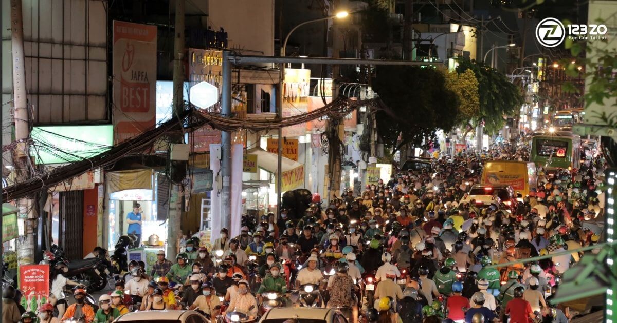 Hình ảnh giao thông đông đúc, tắc nghẽn vào ban đêm tại một con phố ở Việt Nam với nhiều xe máy và phương tiện khác. Đặt ngay lái xe hộ Bình Tân cùng 123 ZO