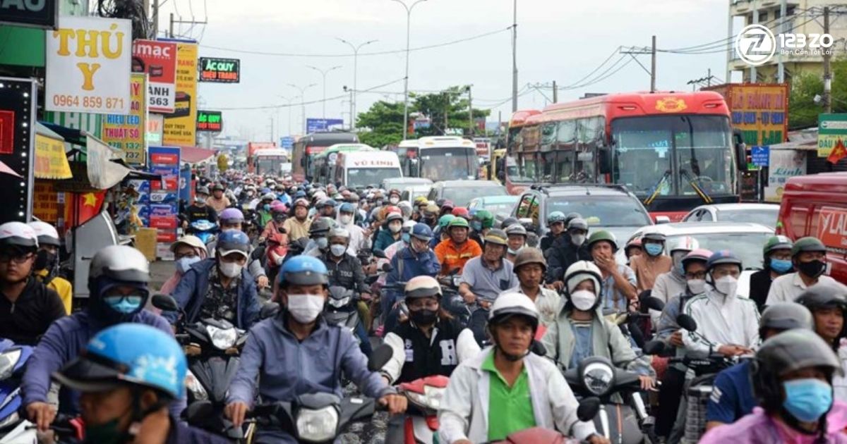 Hình ảnh giao thông đông đúc vào ban ngày tại Việt Nam, với nhiều xe máy, ô tô, và xe buýt. Lái xe hộ khi say Hóc Môn