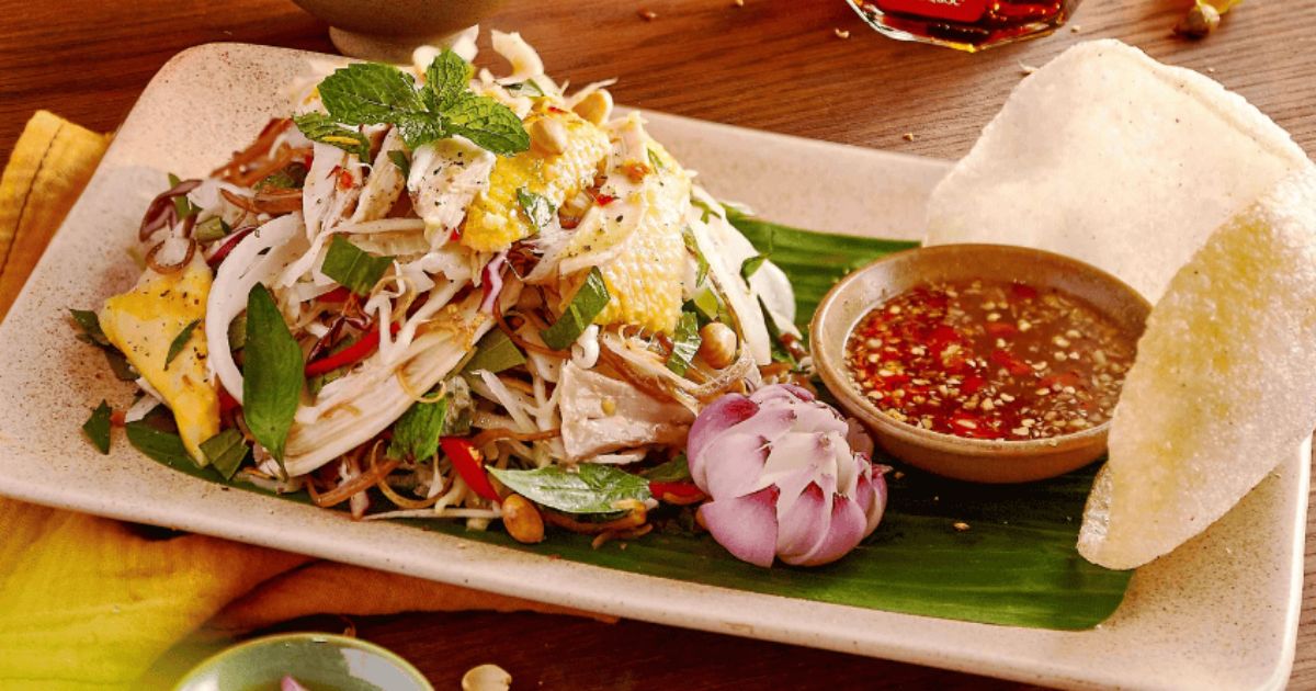 Gà luộc Gà xé phay – Món nhậu vừa dai vừa ngọt (Ảnh: Sưu tầm Internet)