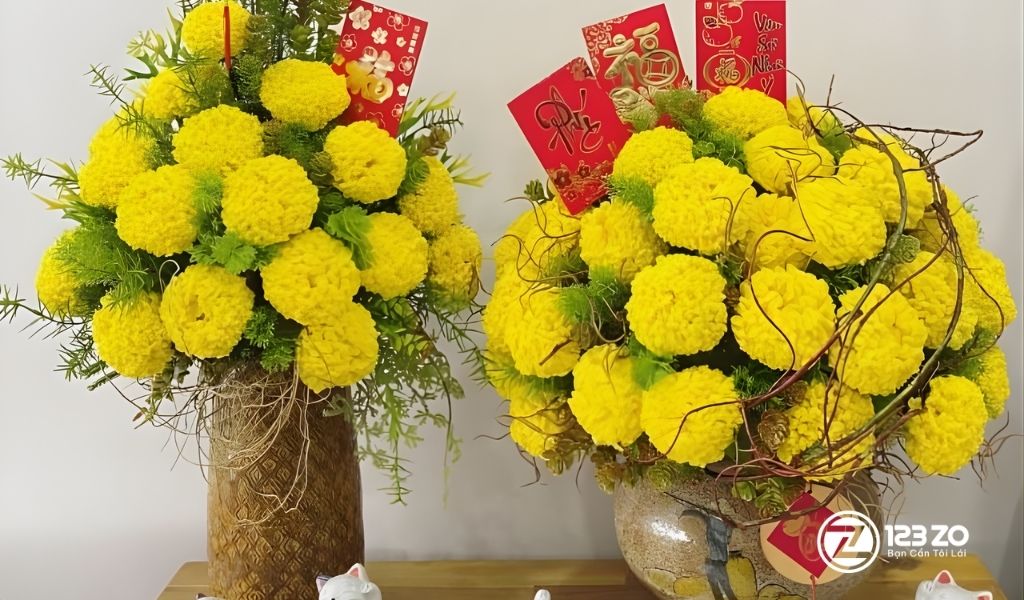 Hướng Dẫn 15 Cách Cắm hoa Ngày Tết Đẹp, Đơn Giản, Ai Cũng Làm Được 10 Hình ảnh hai bình Hoa Vạn Thọ vàng tròn. Hướng dẫn cách cắm hoa ngày Tết với hoa vạn thọ và phụ kiện đỏ.