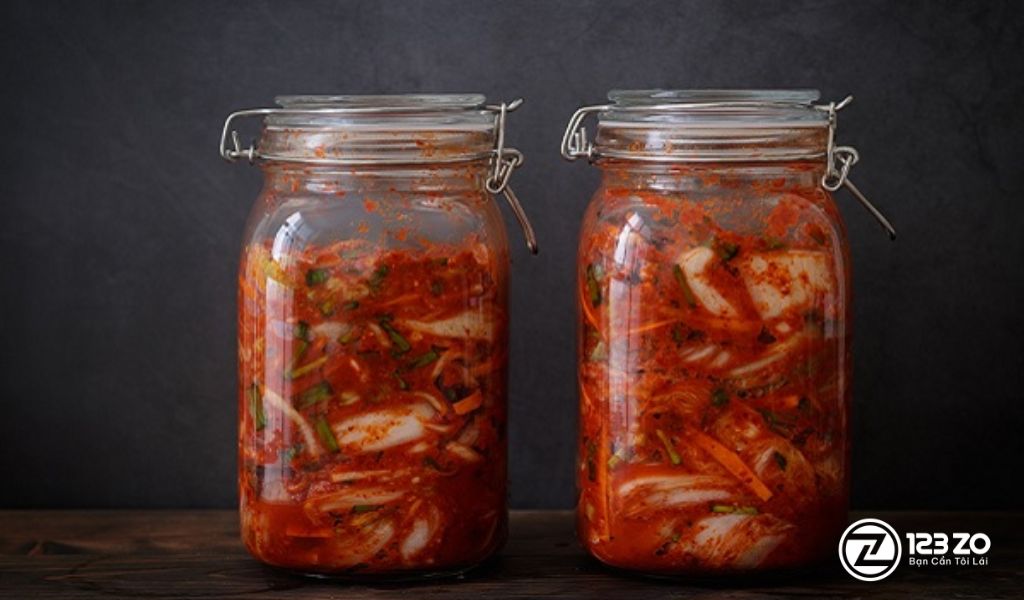 Kim chi sau khi làm được đựng trong hũ thủy tinh có nắp kín để bảo quản và lên men.