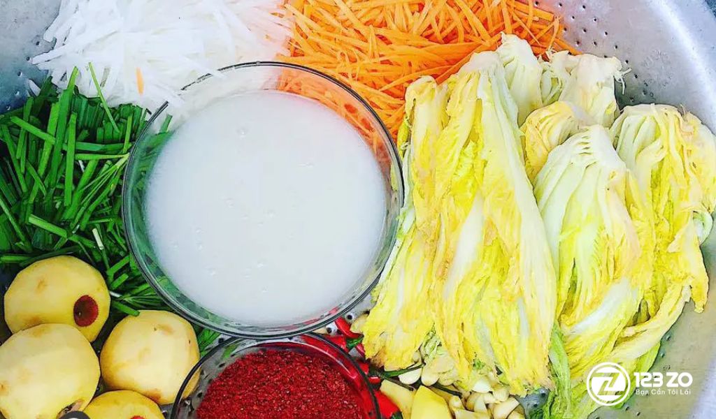 Các nguyên liệu chính để làm kim chi cải thảo bao gồm cải thảo, củ cải, cà rốt, bột ớt, tỏi, và nước sốt gạo nếp (hồ bột)