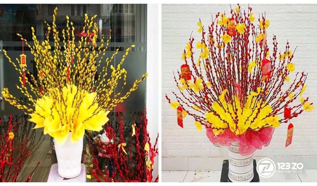 Hướng Dẫn 15 Cách Cắm hoa Ngày Tết Đẹp, Đơn Giản, Ai Cũng Làm Được 3 Hình ảnh hai bình Nụ Tầm Xuân vàng tươi. Hướng dẫn cách cắm hoa ngày Tết với nụ tầm xuân trang trí nơ đỏ và bao lì xì.