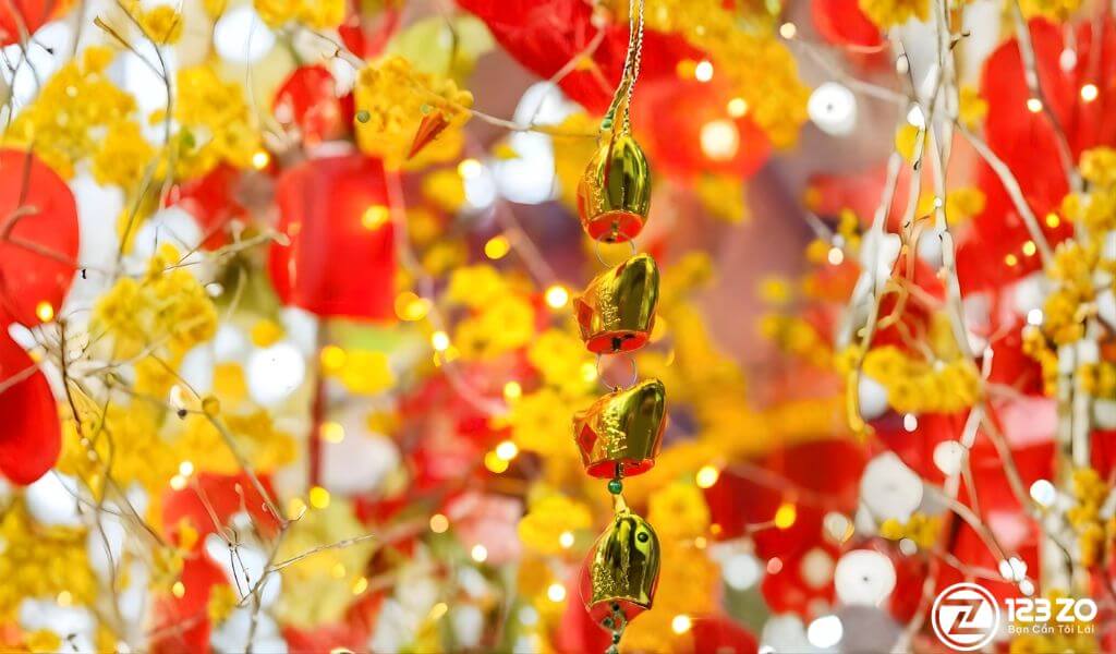 Trang trí cây mai ngày Tết với dây đồng tiền, thỏi vàng cầu phú quý