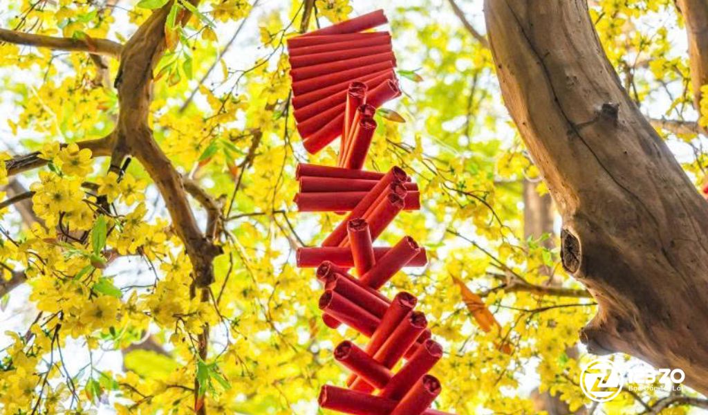 Trang trí cây mai ngày Tết với dây pháo giấy giả 