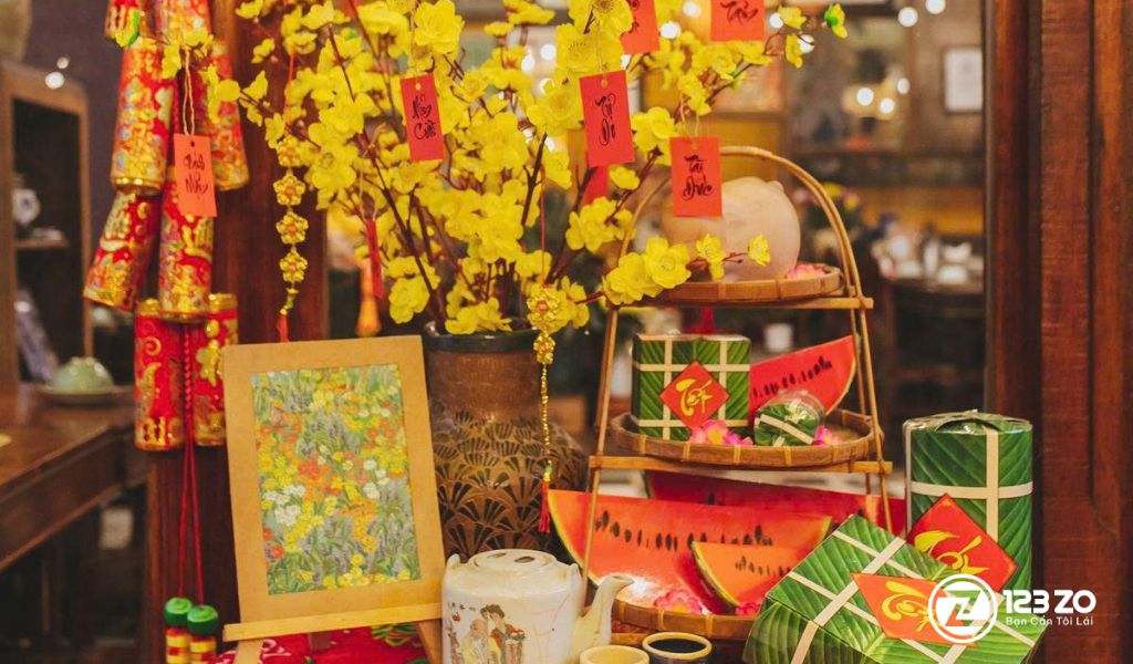 Trang trí cây mai với mô hình bánh chưng, bánh tét và hộp quà