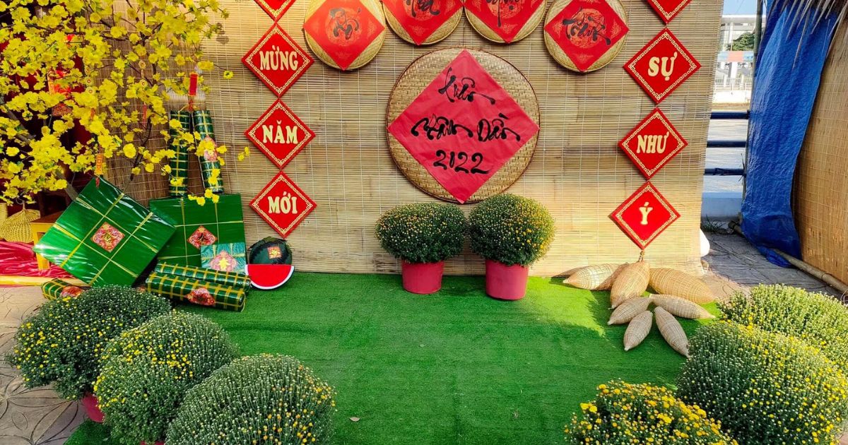 Trang trí nhà bằng sắc hoa truyền thống (mai – đào – cúc – vạn thọ) (Ảnh Sưu tầm Internet)